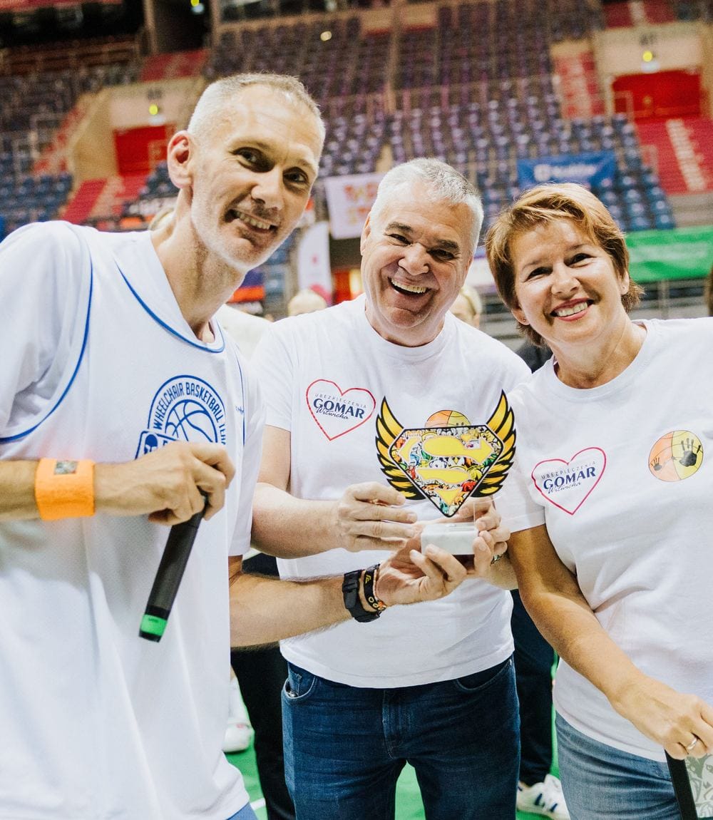 Przedstawiciele Gomar Ubezpieczenia z nagrodą na finale Koszykarskiej Ligi Szkolnej